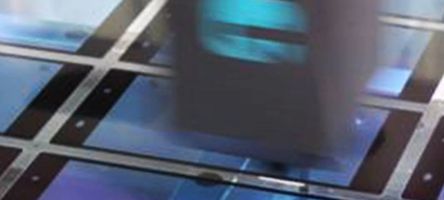 Ein Laserprozesskopf bewegt sich schnell über ein Glassubstrat. 