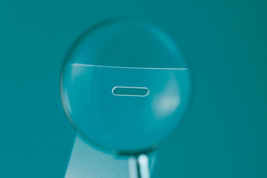 Abtragendes Bohren: Langloch für Mikrofon