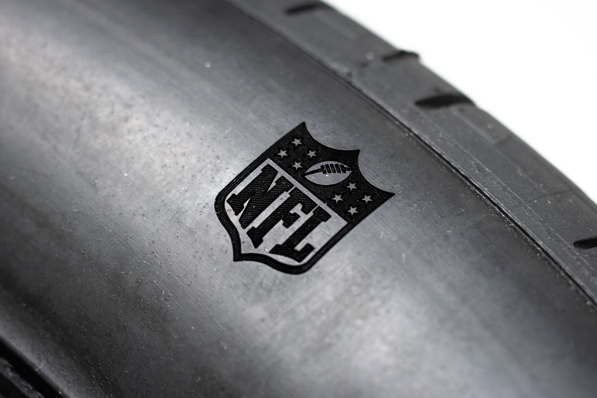 Auf der Reifenwand ist das NFL-Logo eingraviert.