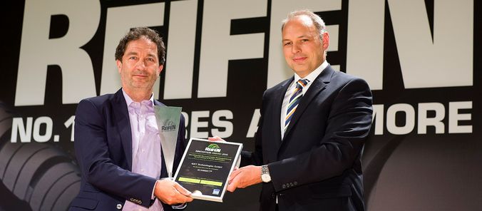 Dr. Armin Kraus nimmt den REIFEN Innovation Award entgegen