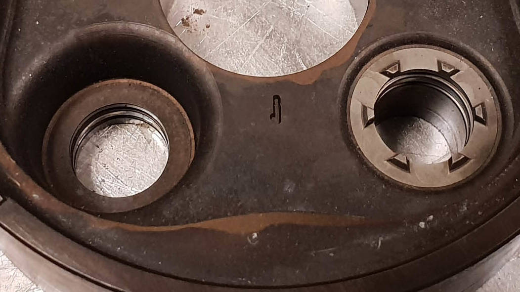 Schmutzige und rostige Form vor der Laserreinigung Schmutzige und rostige Form vor der Laserreinigung