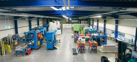 Innenansicht der neuen Montagehalle in Eschweiler. In der Halle stehen einige Lasermaschinen.