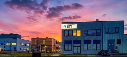 Die Außenfassade des ehemaligen Hauptgebäudes von 4JET am Abend.