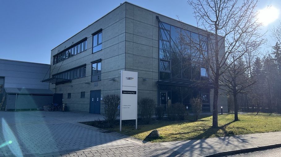 Foto von der Außenfassade des neuen Standortes in Krailing, ehemals Corning Laser Technologies.
