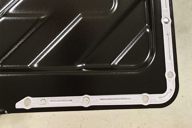 Von einem kleinen Bereich einer Aluminumplatte wurde der Lack entfernt, um sie für die Anbringung einer Blasenverbindung vorzubereiten. 