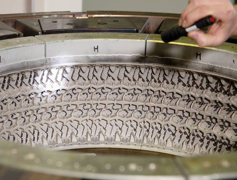 Eine saubere Reifenform wird mit einer Taschenlampe überprüft.