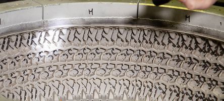 Eine saubere Reifenform wird mit einer Taschenlampe überprüft.