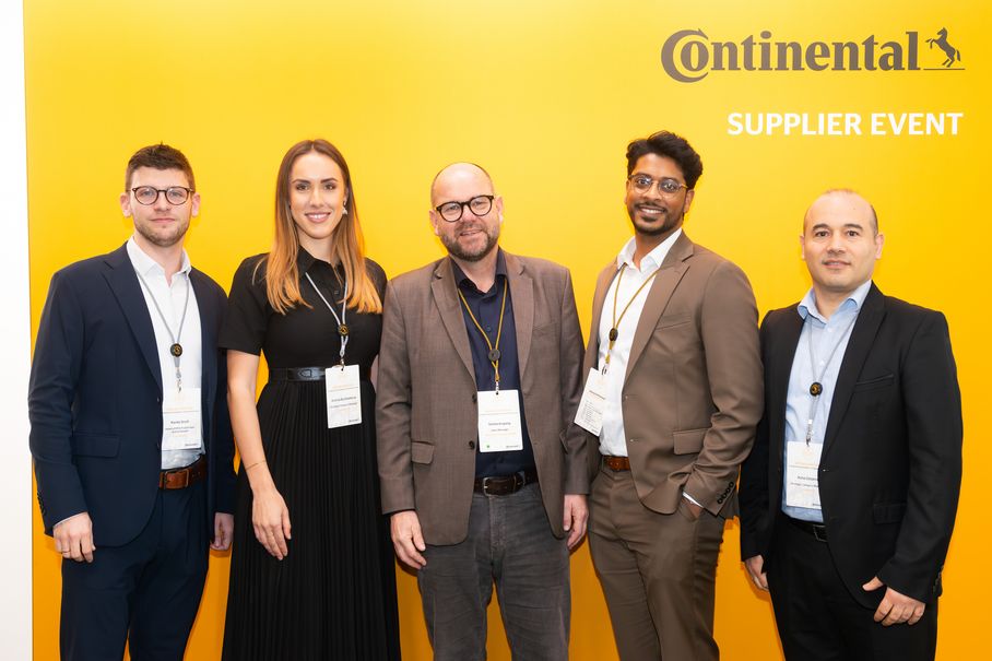 Stefan Irrgang and Jenaran Inthirabalan nehmen den Award in der Kategorie "Sustainability" entgegen.