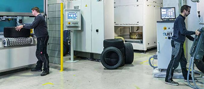 4JET Mitarbeiter arbeiten im neuen Demo-Center an den Reifenmaschinen.