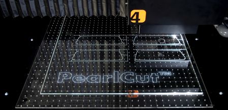 [Translate to Englisch:] Cutting of free form displays with PearlCut for mass production