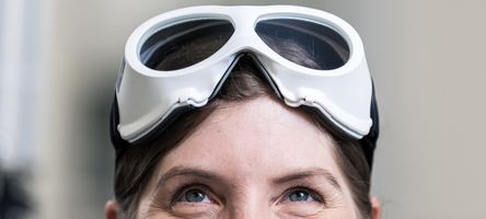 Nahaufnahme des Gesichts einer 4JET Mitarbeiterin, die eine Laserschutzbrille trägt.