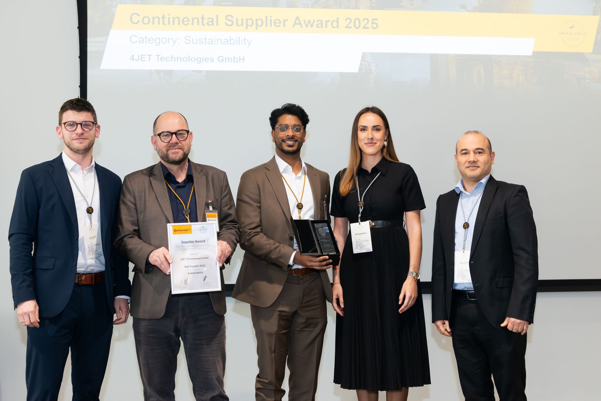 Stefan Irrgang and Jenaran Inthirabalan accept the award in the “Sustainability” category.