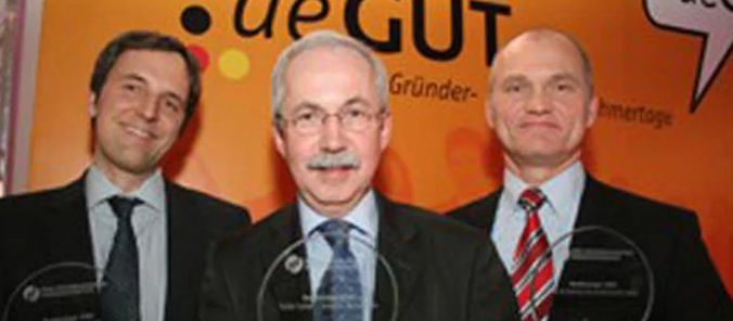 Die 4JET Geschäftsführer halten den gläsernen Pokal vom GründerChampions Wettbewerb in den Händen