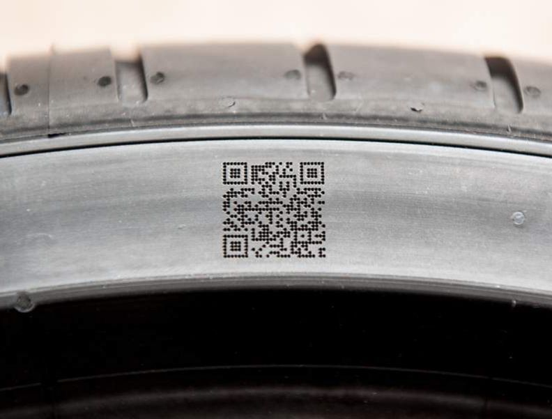 Auf einer Reifenseitenwand ist ein QR-Code lasergraviert.