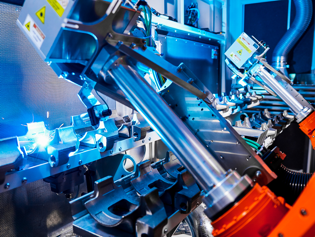 Komplexe Oberflächenreinigung, Strukturierung und Klebevorbereitung mittels Laserprozesskopf Komplexe Oberflächenreinigung, Strukturierung und Klebevorbereitung mittels Laserprozesskopf