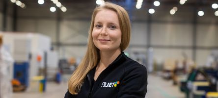 [Translate to German:] Porträt von Barbara Buchner in der Montage Halle..