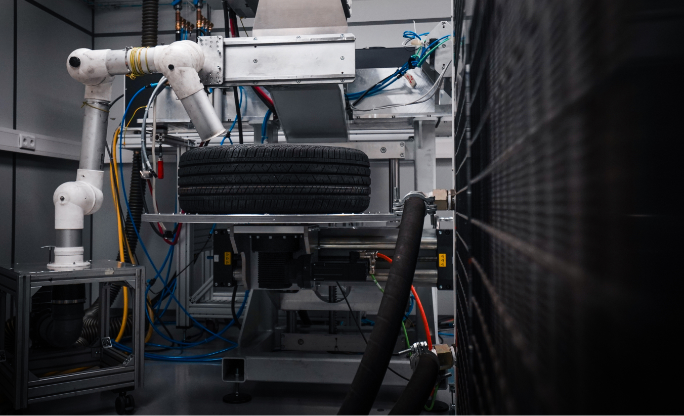 Foto einer Testmaschine zur Laserbearbeitung von Reifen.