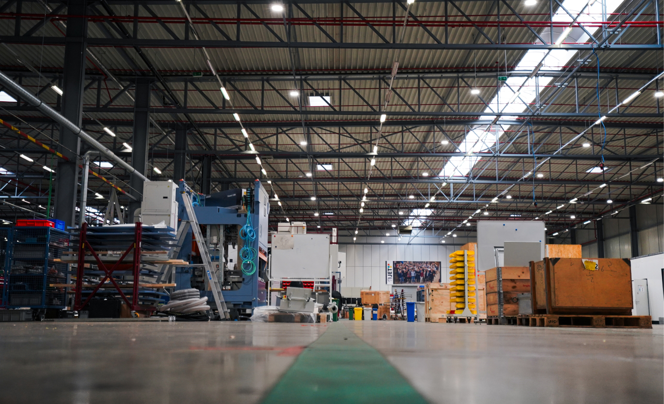 Foto der Montagehalle mit mehreren Maschinen.