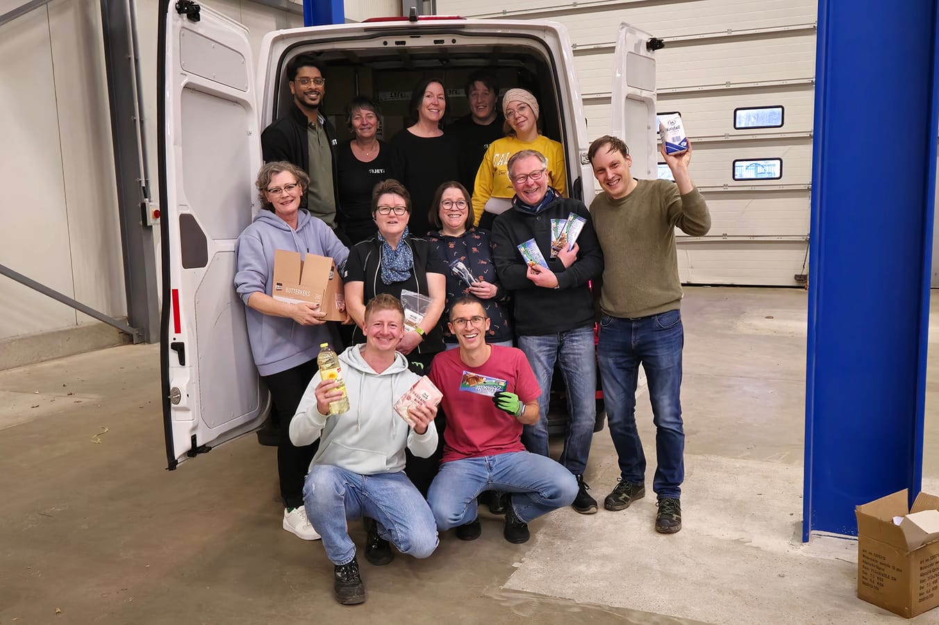 Gruppenfoto von 4JET-Mitarbeitern vor einem weißen Transporter.