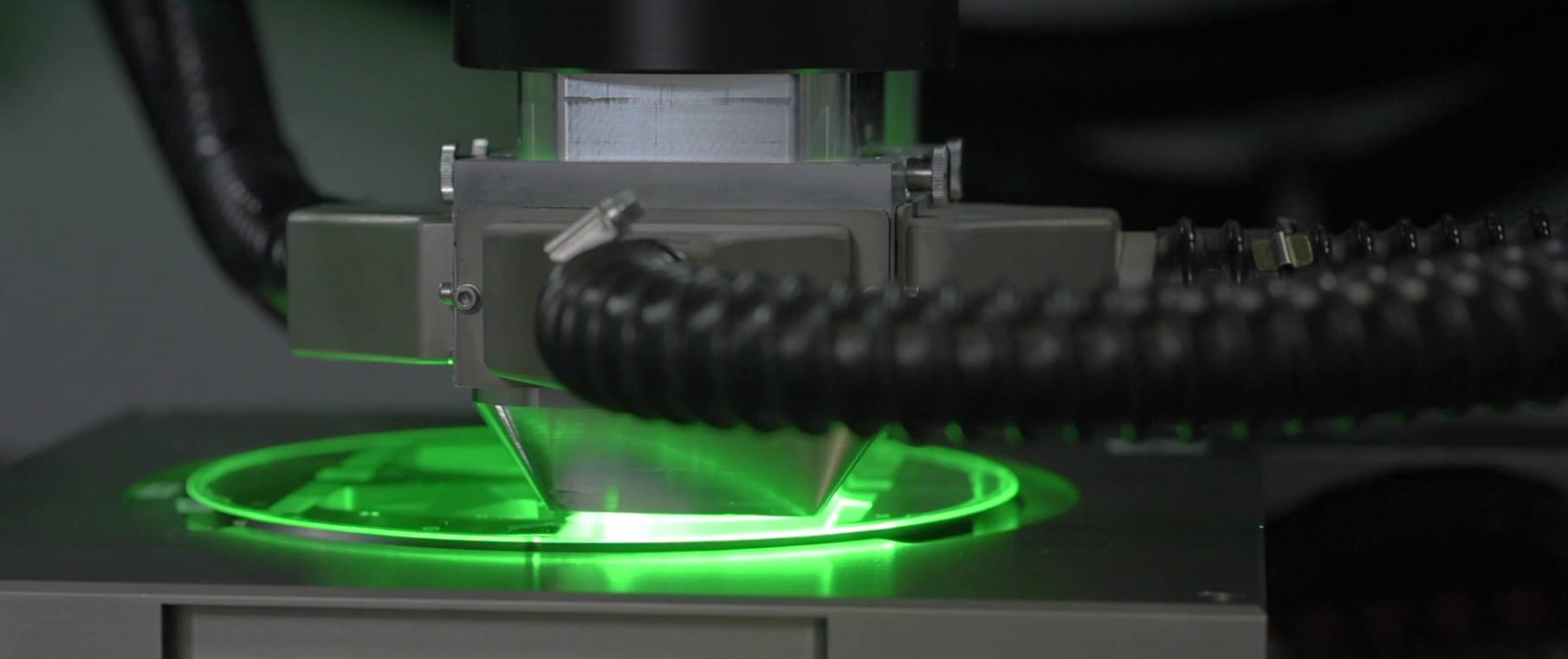 Blick in eine PEARL 400S. Zu sehen ist ein präziser Laser-Bohrprozess