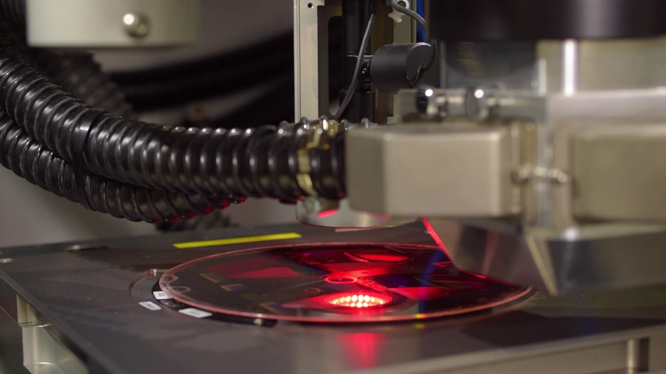 Blick in eine PEARL 400S. Zu sehen ist ein präziser nanoPerforation Prozess