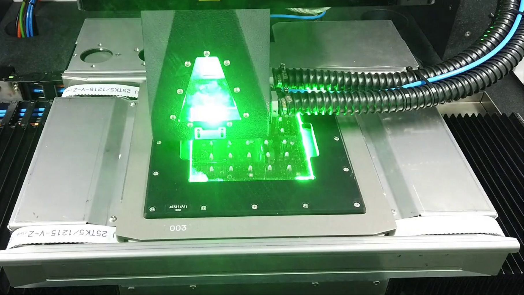 Blick in eine PEARL 500X. Zu sehen ist ein präziser Laser-Bohrprozess