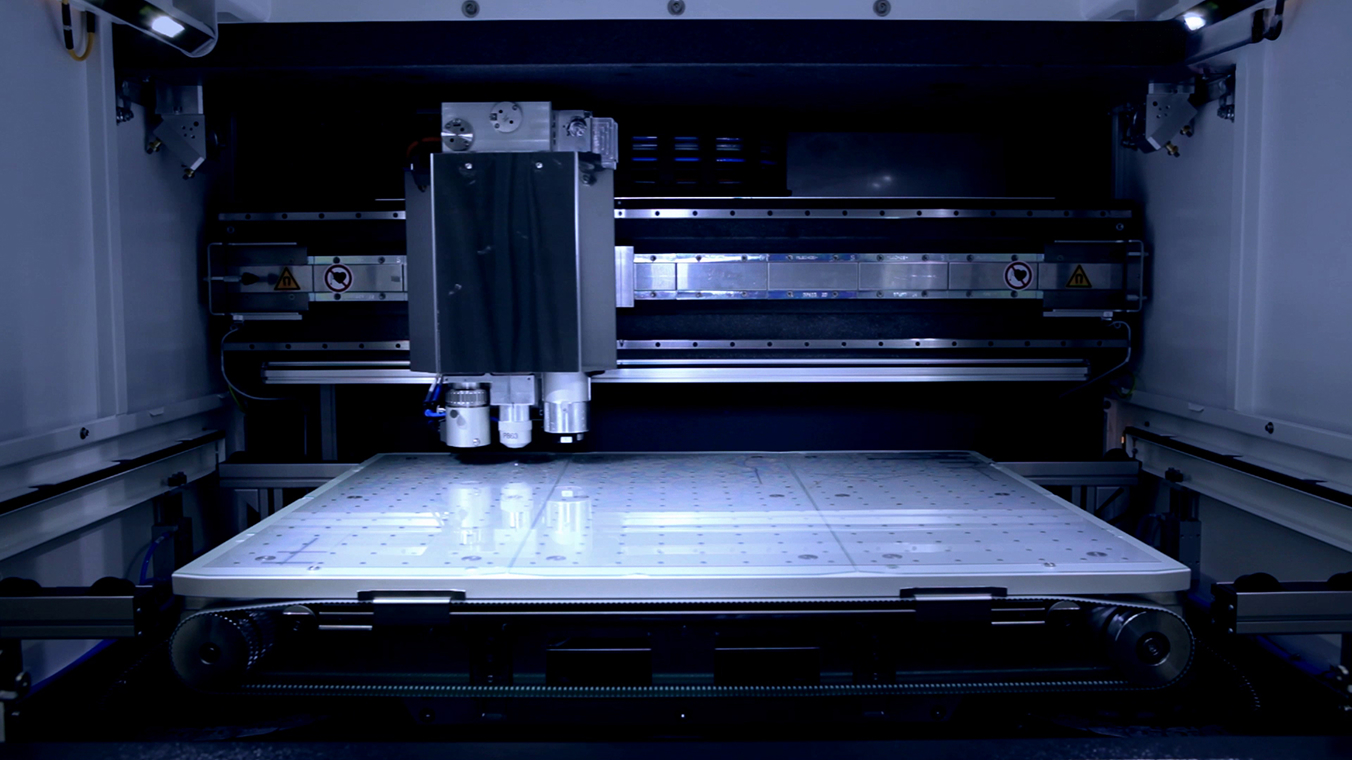 Innenansicht der PEARL 900S. Der Prozesskopf bewegt sich über das Glassubstrat.