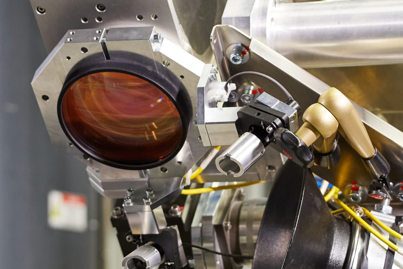 Nahaufnahme eines Laserprozesskopf zum Reinigen, Entlacken und zur Oberflächenbehandlung.