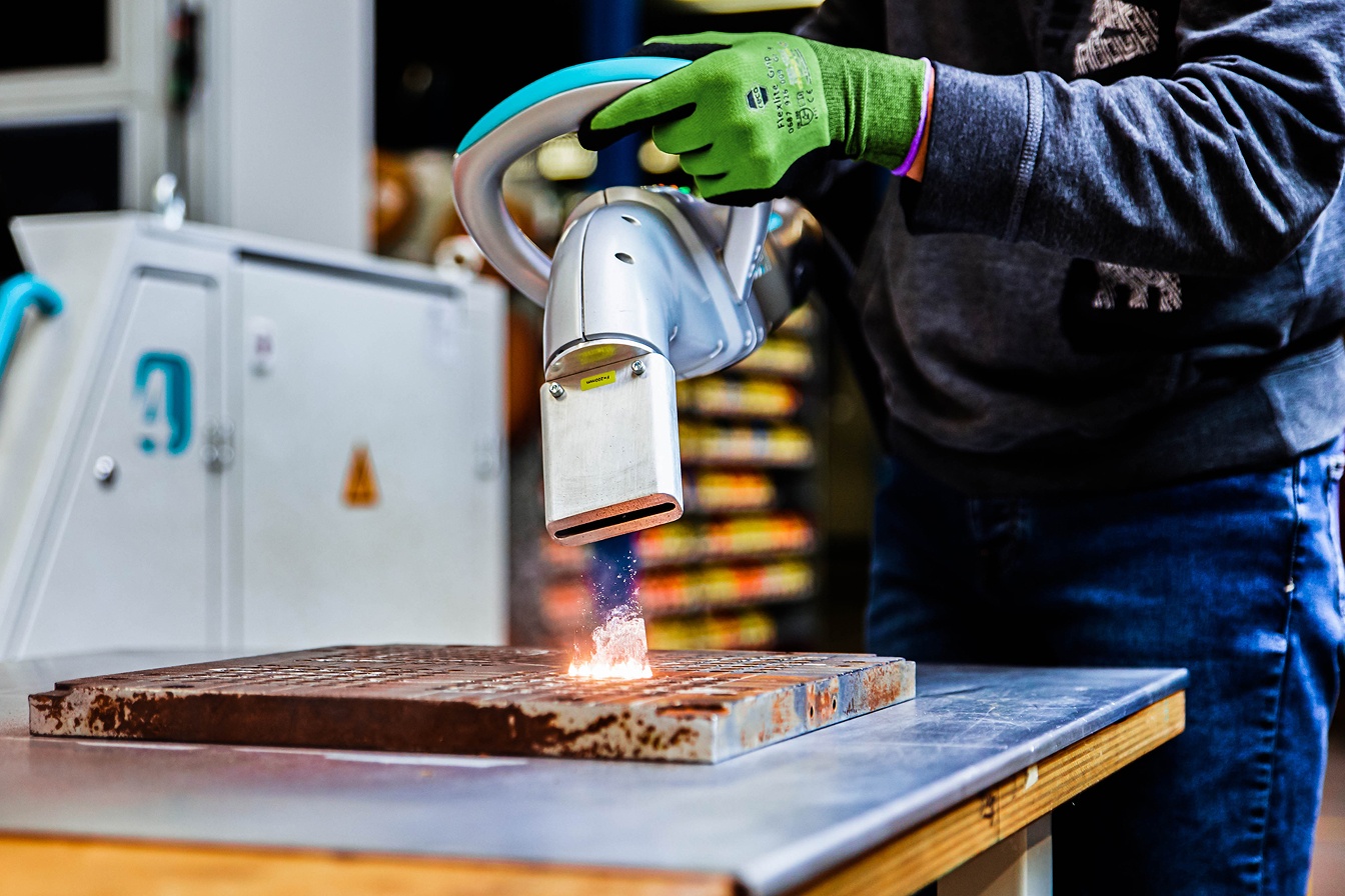 Ein Arbeiter reinigt eine Metallform mit dem JETLASER.