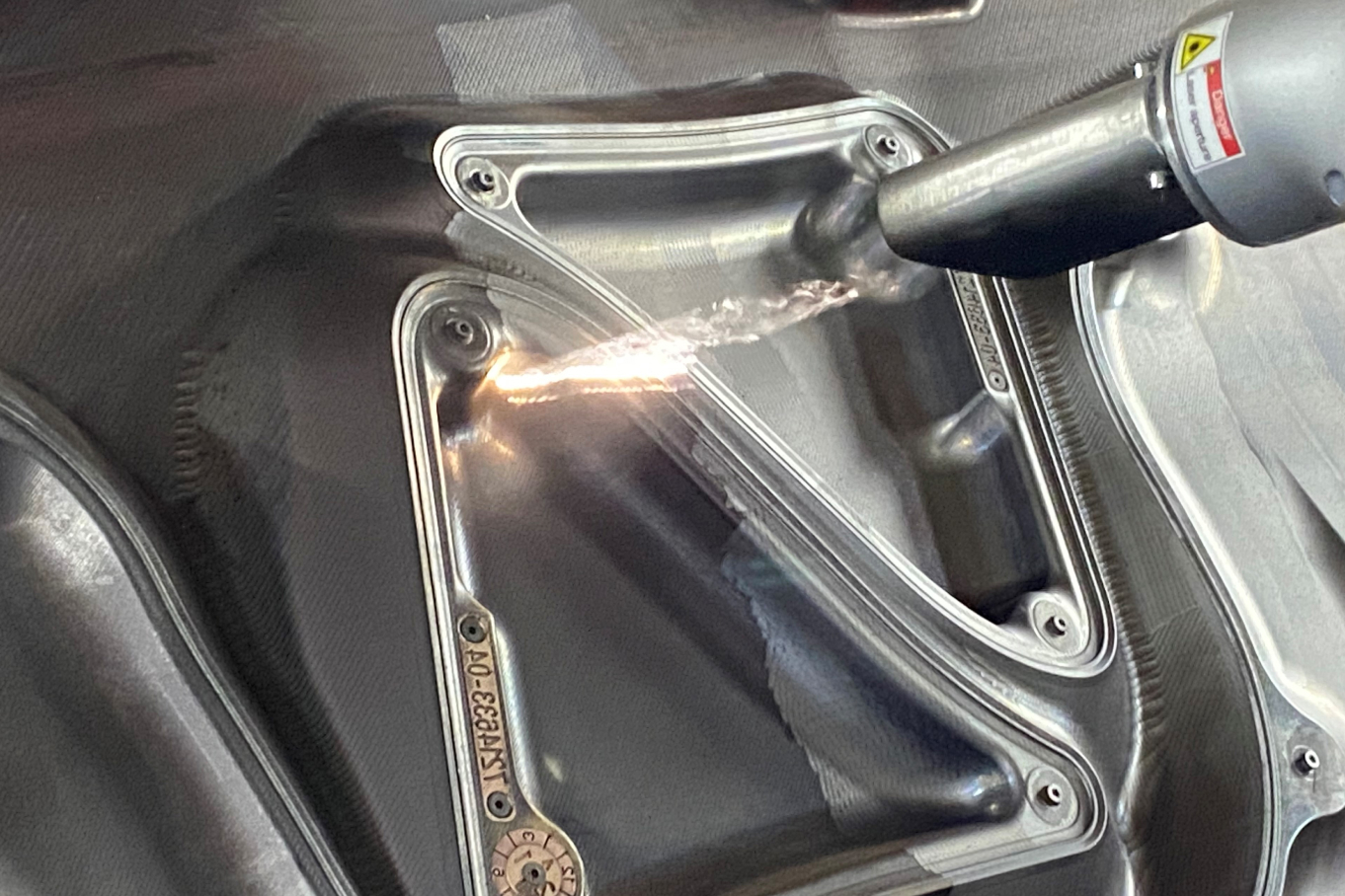 Eine verschmutzte Form wird mit dem JETLASER gereinigt.