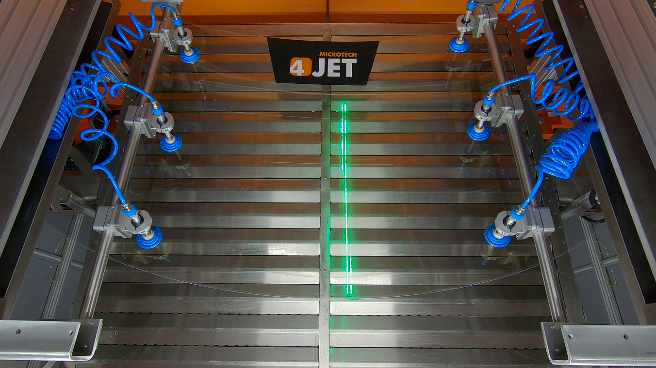 Das Bild zeigt den Laser-Ablationsprozess auf einer gebogenen Windschutzscheibe in der TOPAZ 3D. Vorab erfolgte die Passmarkenerkennung.