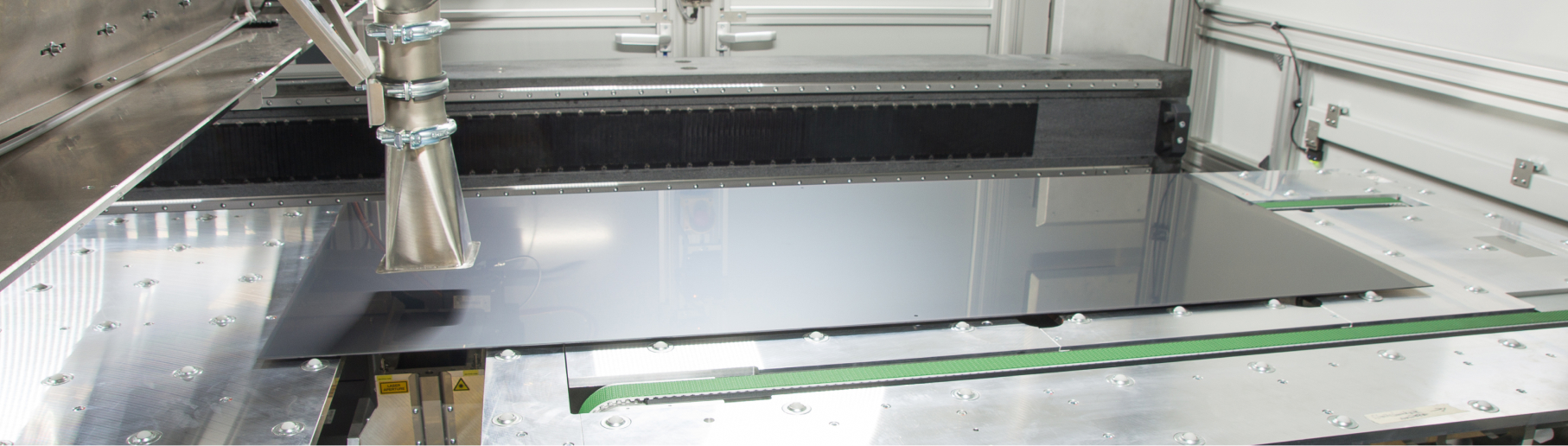 Das Bild zeigt ein PV-Modul in einer TOPAZ LD, das für die Laser-Randentschichtung positioniert wird.