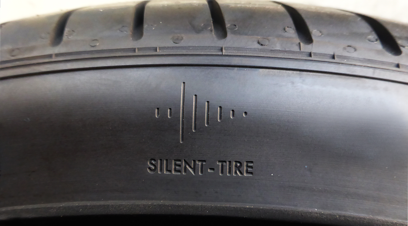 Eine Nahaufnahme des Reifens zeigt das lasergravierte Zeichen zur Identifikation der Silent Tires. 