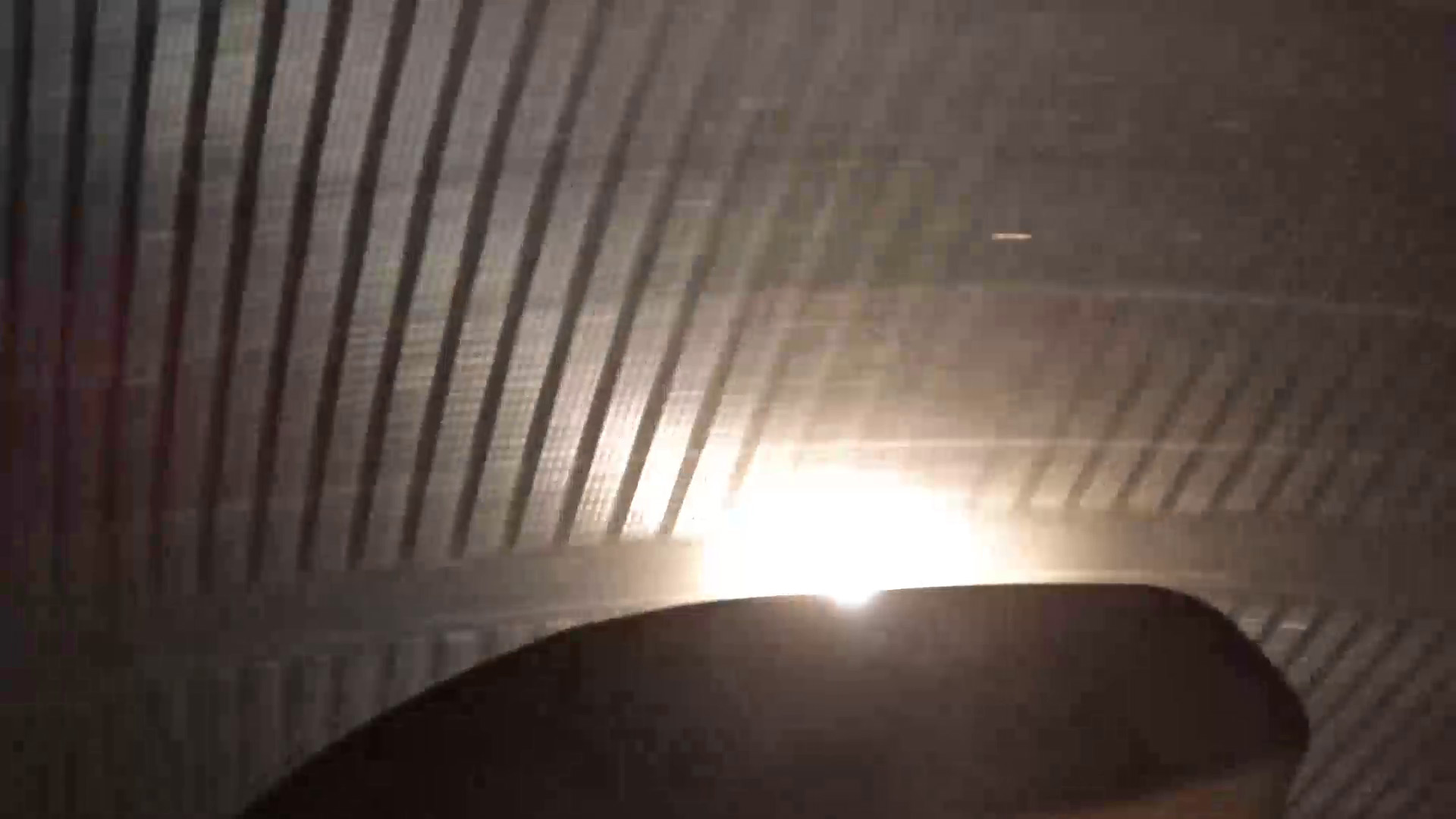 Ein Laser reinigt die Innenseite eines Reifens.