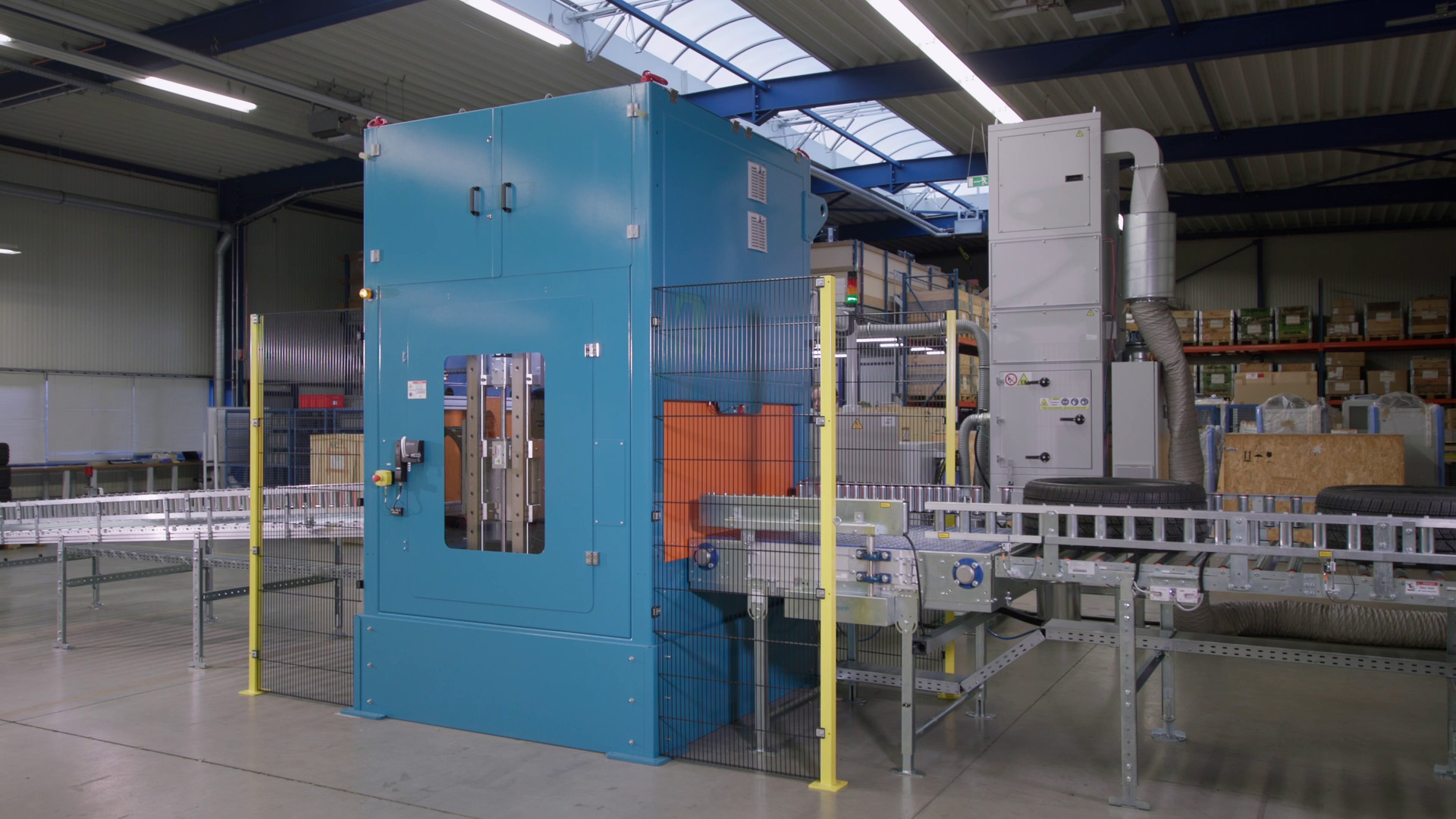 Das Bild zeigt das LUC-System und das Einförderband mit darauf liegenden Reifen.