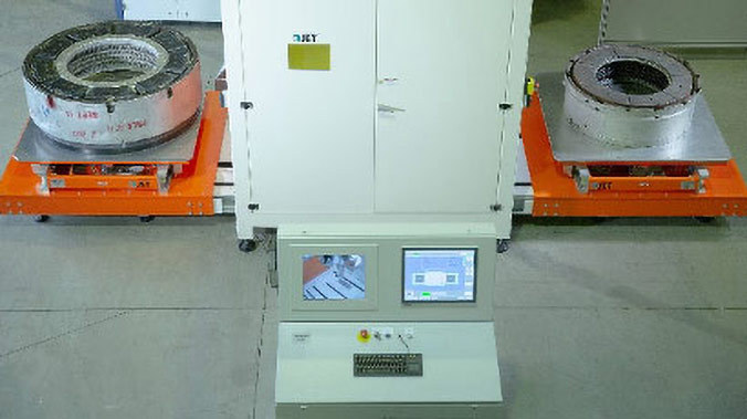 Das Bild zeigt das Gehäuse des Laserreinigungssystems. Auf der linken und rechten Seite befindet sich jeweils ein Ladetisch. Dadurch wird der kontinuierliche Reinigungsbetrieb ermöglicht.