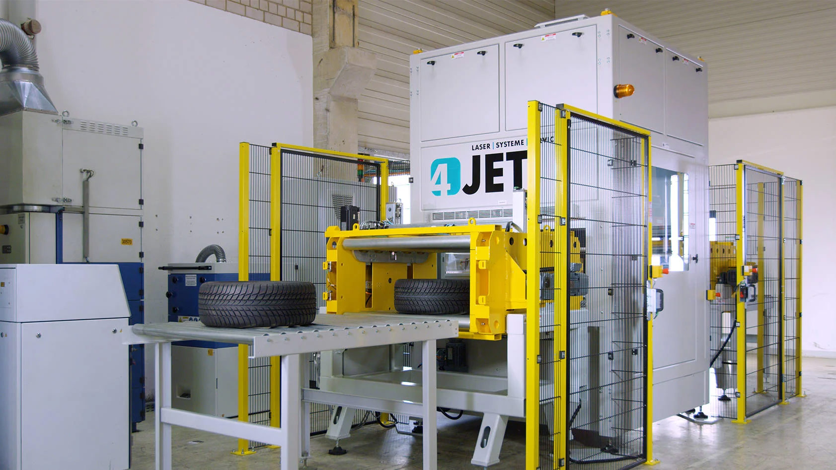 „Gesamtansicht des vollautomatischen T-Mark-Lasersystems für Reifenmarkierungsanwendungen.“