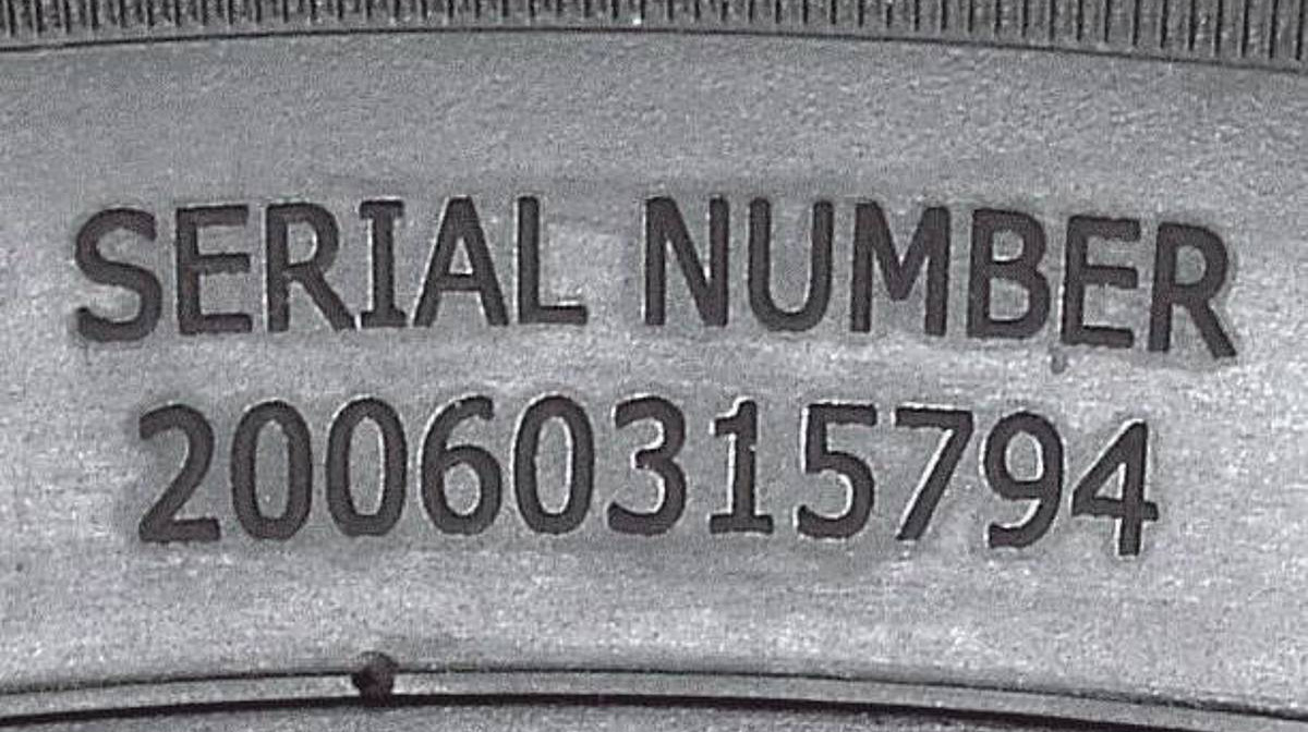 Alphanumerische Lasergravur auf einer Reifenseitenwand: Seriennummer, 20060315794.
