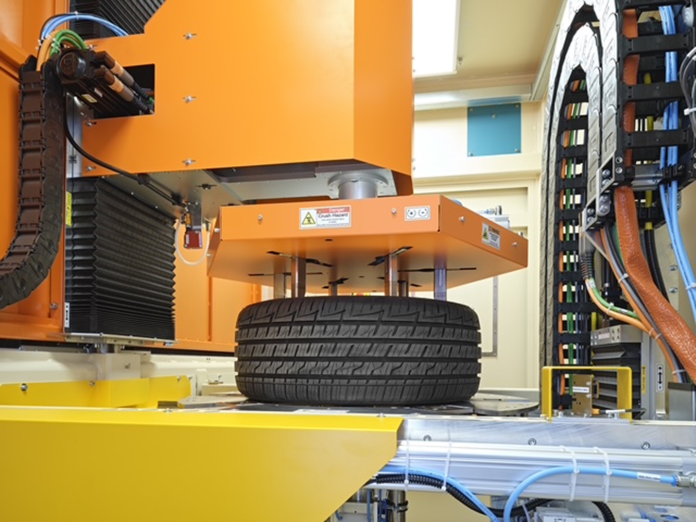 Nahaufnahme der Laserkammer des Systems zur Innerliner-Reinigung mit einem zur Bearbeitung positionierten Reifen