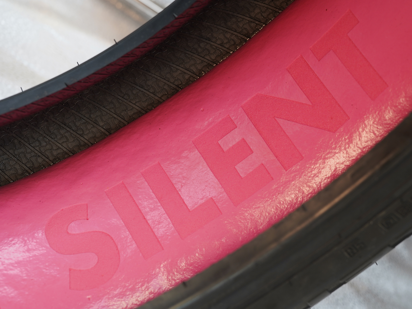 Nahaufnahme eines Reifens mit geräuschreduzierendem Schaum.