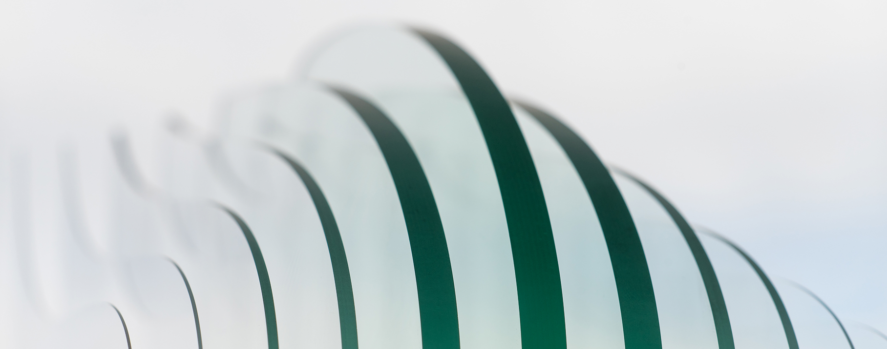 Das Foto zeigt eine Aufreihung von mehreren Glasscheiben mit unterschiedlicher Dicke.