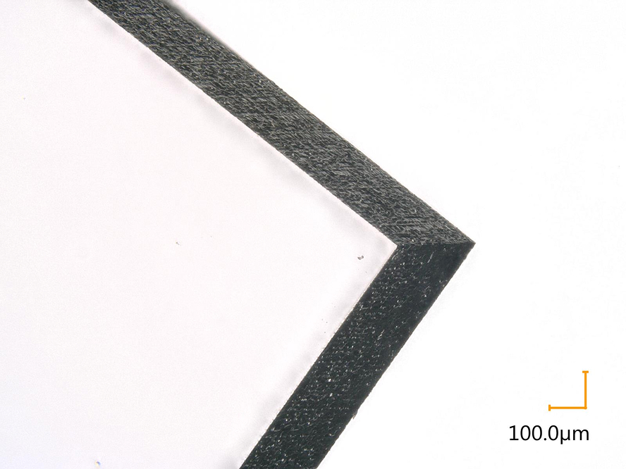 Die Mikroskop-Aufnahme zeigt die Kante eines per nanoPerforation geschnittenen Glases.