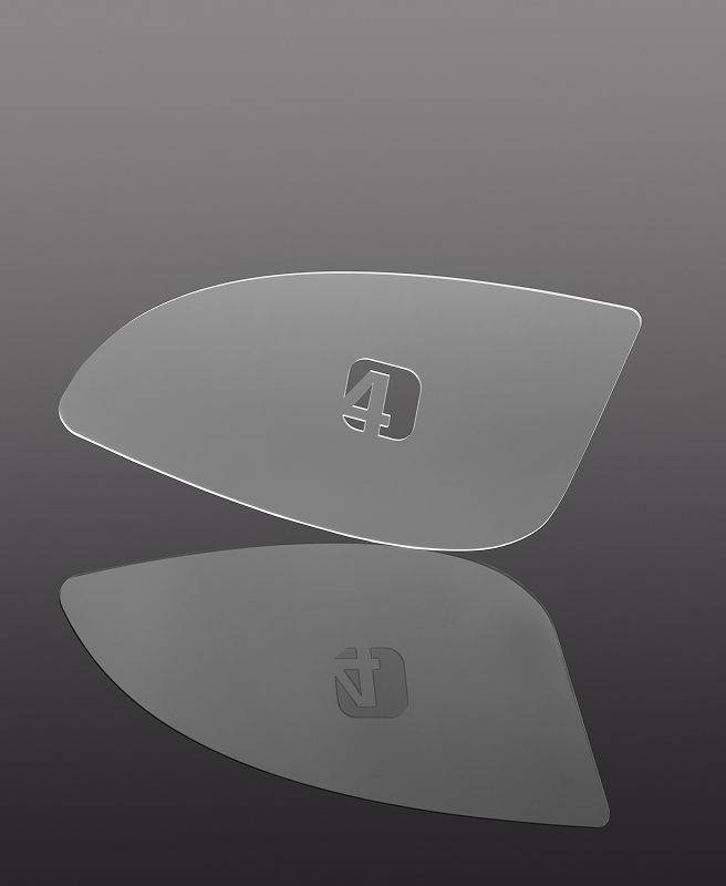 Das Foto zeigt eine Glasprobe mit geschwungenen Außenkonturen.