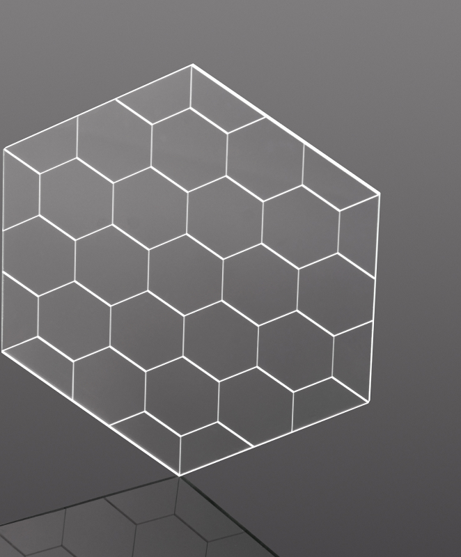 Das Foto zeigt eine geschnittene Glasprobe in Wabenform.