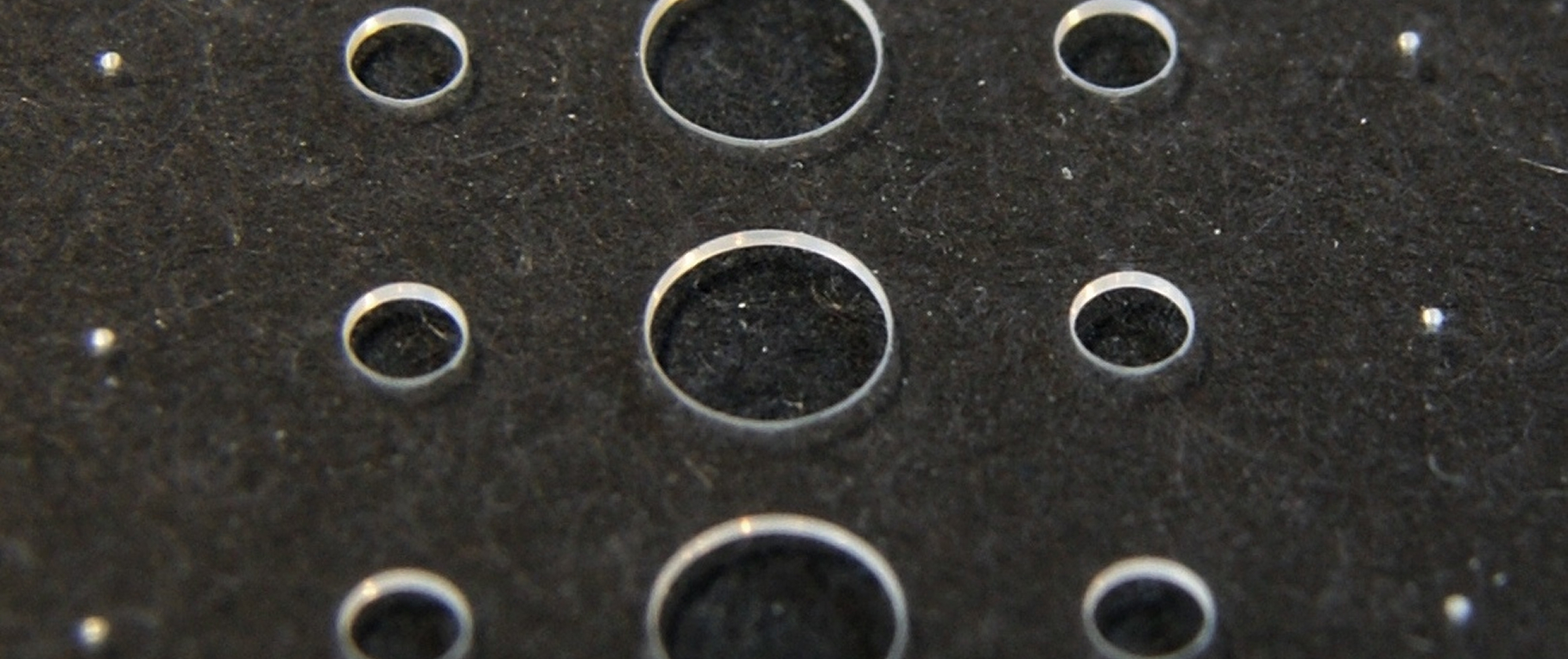 Auf dem Foto sind Bohrungen im Glass in verschiedenen Größen zu sehen. 