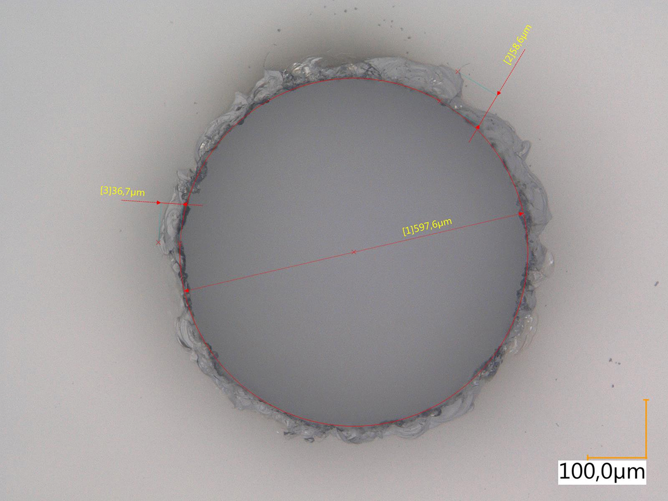 Mikroskopaufnahmen der Lasereintrittsseite einer Nanosekundenbohrung.