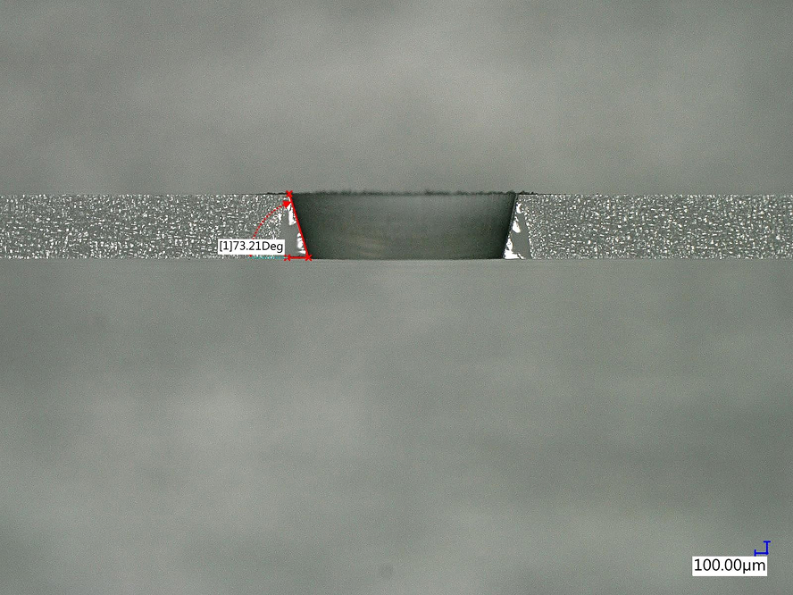 Mikroskopaufnahmen des Querschnitts einer Pikosekundenbohrung. Die Qualität der Bohrung ist sehr gut, es sind keine Ausbrüche zu erkennen. 