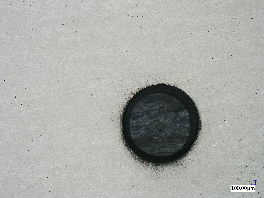 Mikroskopaufnahmen der Lasereintrittsseite einer Pikosekundenbohrung. Die Qualität der Bohrung ist sehr gut, es sind keine Ausbrüche zu erkennen.