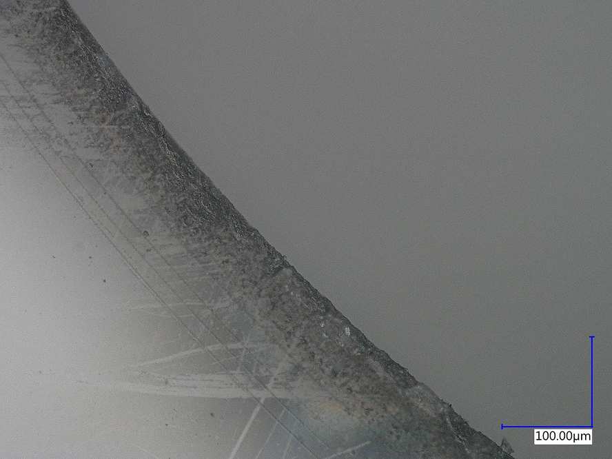 Mikroskopaufnahmen der Laseraustrittseite einer Pikosekundenbohrung. Die Qualität der Bohrung ist sehr gut, es sind keine Ausbrüche zu erkennen. 