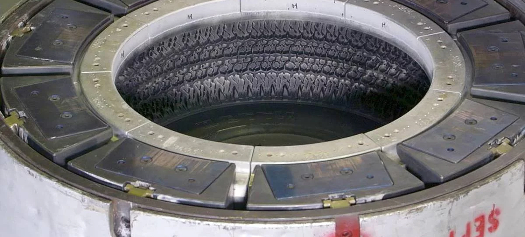 Das Bild zeigt eine nahe Aufnahme einer verschmutzten Reifenform.